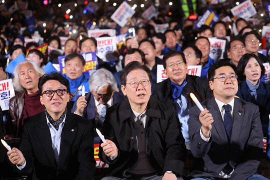 이재명 더불어민주당 대표를 비롯한 민주당 지도부와 지지자들이 지난 9일 오후 서울 숭례문 일대에서 열린 '김건희·윤석열 국정농단 규탄·특검 촉구 제2차 국민행동의 날' 장외집회에서 LED 촛불을 흔들고 있다. 연합뉴스